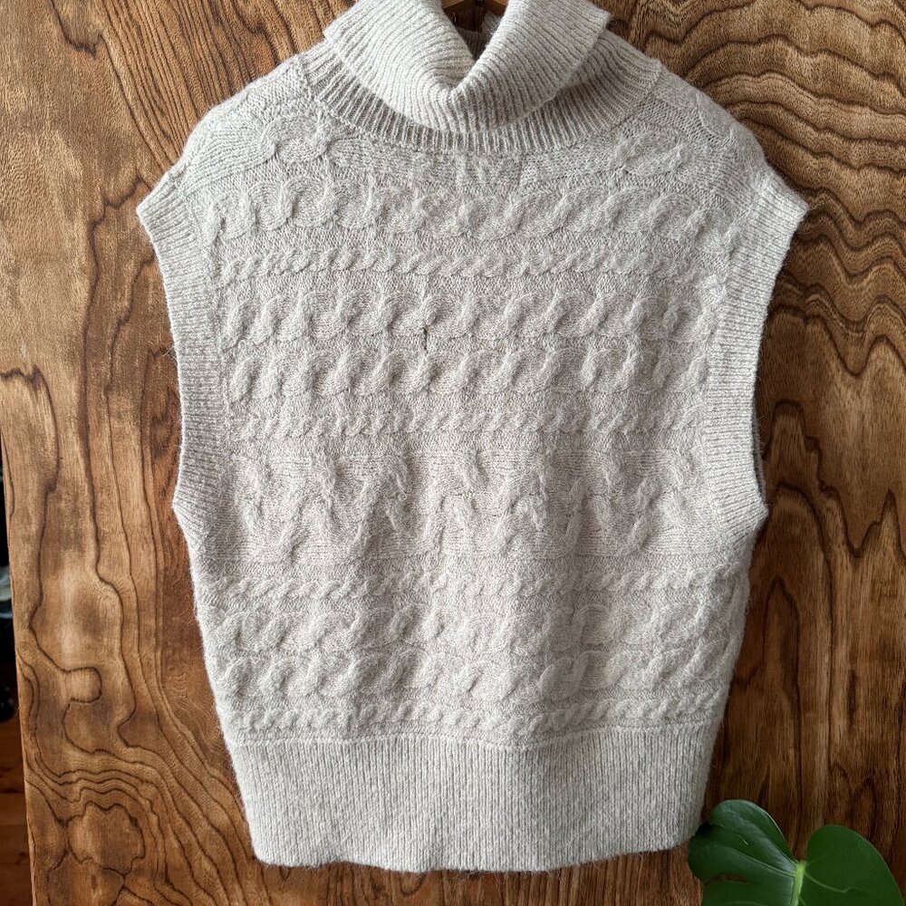 Cozy Old Navy Turtleneck Sleeveless Sweater in Off-White, Womens Size Medium